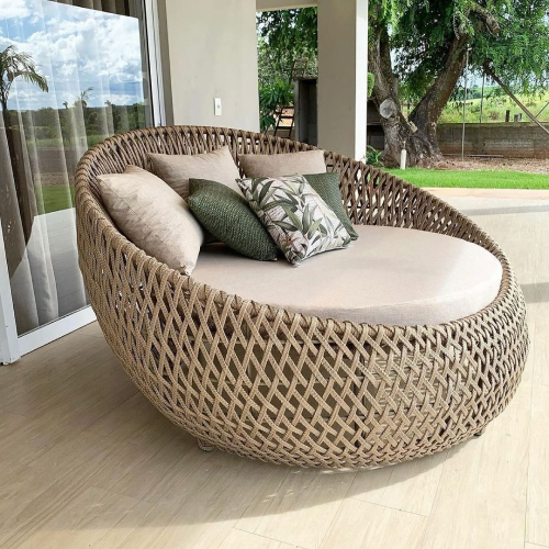Chaise Nativa em fibra sintética com almofadas verdes da RC Casa & Jardim — imagem complementar