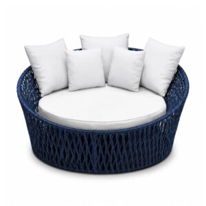 Chaise Tradicional clara com almofadas brancas da RC Casa & Jardim